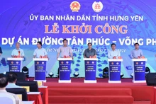 El primer ministro de Vietnam, Pham Minh Chinh, y los delegados en el acto de inicio de la carretera Tan Phuc-Vong Phan.