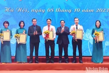 El primer ministro de Vietnam, Pham Minh Chinh, entrega certificados de mérito a los individuos por sus destacadas iniciativas.