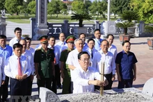 El presidente vietnamita, Vo Van Thuong, ofrece incienso en la reliquia nacional especial de la Victoria de Xuong Giang.