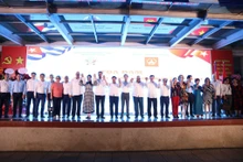 Delegados vietnamitas y cubanos toman foto de recuerdo