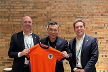 El presidente de la VFF, Tran Quoc Tuan (centro), y el secretario general de la Federación de Fútbol de Países Bajos, ​​Gijs de Jong (izquierda).