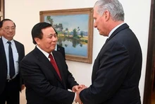 Miguel Díaz-Canel Bermúdez, primer secretario del Partido Comunista y presidente de Cuba, recibe a Nguyen Xuan Thang, director de la Academia Nacional de Política Ho Chi Minh y presidente del Consejo Teórico Central. (Foto: Embajada de Vietnam en Cuba)