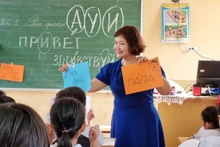 La Doctora Nguyen Thuy Anh intercambia con niños vietnamitas en Europa del Este.