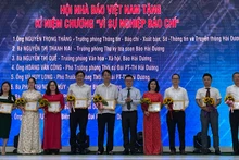 El presidente-editor del periódico Nhan Dan y titular de la Asociación de Periodistas del país, Le Quoc Minh, entrega la medalla "Por la causa del periodismo" a funcionarios con sobresalientes contribuciones.