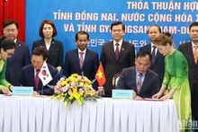 El presidente interino del Comité Popular de la provincia de Dong Nai, Vo Tan Duc, y el gobernador de la provincia surcoreana de Gyeongnam, Park Wan Soo, firman un acuerdo de cooperación bilateral. 