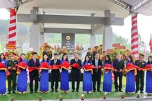 El presidente de Vietnam, Nguyen Xuan Phuc, y los delegados cortan la cinta de apertura del Sitio Conmemorativo Hon Tau-Deo Le (Fotografía: tienphong.vn)