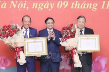 El primer ministro vietnamita, Pham Minh Chinh (centro), felicita a los ex viceprimeros ministros Truong Hoa Binh (primero, izquierda) y Pham Gia Khiem. (Foto: VNA)