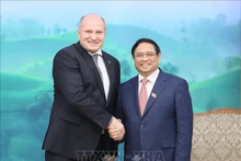 El primer ministro de Vietnam, Pham Minh Chinh (derecha), recibe al ministro de Situaciones de Emergencia de Rusia, Kurenkov Aleksandr Vyacheslavovich (Foto: VNA)