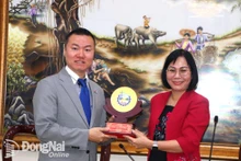 La vicepresidenta del Comité Popular de Dong Nai, Nguyen Thi Hoang, entrega regalo a la Asociación de Buena Voluntad Japón-Vietnam (Foto: baodongnai.com.vn)