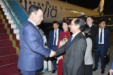 El primer ministro de Belarús, Roman Golovchenko, fue recibido en el aeropuerto internacional de Noi Bai por el ministro de Ciencia y Tecnología, Huynh Thanh Dat. (Foto: VNA)