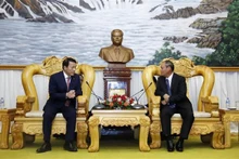 El general Vilay Lakhamphong, vicepremier y ministro de Seguridad Pública de Laos, recibe al coronel general Luong Tam Quang. (Foto: VNA)