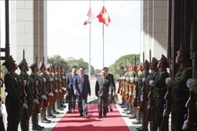 El presidente de la Asamblea Nacional de Laos, Saysomphone Phomvihane, dio la bienvenida a su par vietnamita, Vuong Dinh Hue, en Vientián. (Foto: VNA)