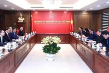 El jefe de la Fiscalía Popular Suprema de Vietnam, Le Minh Tri, sostiene un encuentro con su homólogo chino, Ying Yong. (Foto:VNA)