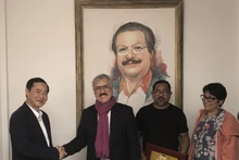 Nguyen Thai Hoc, subjefe de la Comisión Central de Asuntos Internos (izquierda), y Jaime Cayedo Turiago, presidente del Partido Comunista de Colombia (PCC) (segundo desde la izquierda). (Foto: VNA)