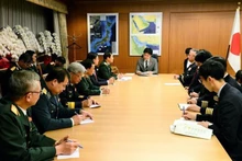 En el encuentro entre coronel general Nguyen Tan Cuong y el ministro japonés de Defensa, Kihara Minoru (Foto: VNA)