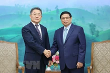 El primer ministro de Vietnam, Pham Minh Chinh (derecha), recibe al vicepresidente y director general de Amkor Tecnology, Ji Rong-rip. (Foto: VNA)