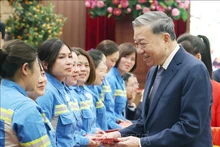 El secretario general del Partido Comunista de Vietnam, To Lam, felicita a trabajadores de Hanoi (Foto: VNA)