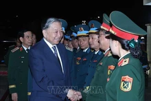 El secretario general del Partido Comunista de Vietnam, To Lam, con dirigentes del Ministerio de Defensa y de la Fuerza de Defensa Aérea y Antiaérea. (Foto: VNA)
