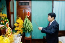 El presidente vietnamita, Luong Cuong, ofrenda incienso en memoria del Presidente Ho Chi Minh en la Casa 67 (Foto: VNA)