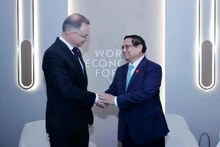 El primer ministro de Vietnam, Pham Minh Chinh, se reunió con el presidente polaco Andrzej Duda en ocasión de su participación en la 15 Reunión Anual de los Nuevos Campeones del Foro Económico Mundial (FEM) en Dalian, China. (Foto: VNA)