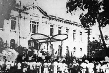 La obra: El pueblo de Hanoi tomaba el control del Palacio de Tonkín (Bac Bo Phu) el 19 de agosto de 1945. (Foto: VNA)