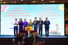Samdech Men Sam An, miembro del Consejo Asesor Superior del Rey Norodom Shihamony, vicepresidenta del Partido Popular de Camboya, titular de la Asociación de Amistad Camboya-Vietnam (cuarto puesto) entregó obsequios a los líderes y ex líderes de la provincia de Tay Ninh. (Foto: VNA)