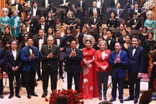 [Foto] Primeros ministros de Vietnam y Rusia asisten a programa artístico por 75 aniversario de relaciones bilaterales