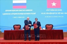 El primer ministro vietnamita, Pham Minh Chinh, y su homólogo ruso, M.V. Mishustin, firmaron un comunicado conjunto sobre las resultados de la visita oficial del jefe del Gobierno ruso. (Foto: VNA)