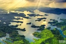 El lago Ta Dung, perteneciente al Parque Nacional Ta Dung, comuna de Dak Som, distrito de Dak Glong, provincia de Dak Nong, es uno de los 44 sitios patrimoniales en tres rutas turísticas del Geoparque Dak Nong de la Unesco.