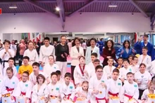 Ngo Phuong Ly, esposa del secretario general del PCV, To Lam (cuarta desde derecha, tercera fila), visita el centro de entrenamiento para atletas con discapacidad en Kazajistán (Foto: vtv.vn)