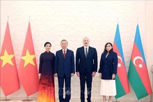 El presidente de Azerbaiyán, Ilham Aliyev (segundo de derecha) y su esposa presiden hoy la ceremonia de bienvenida al secretario general del Partido Comunista de Vietnam, To Lam (segundo de izquierda) y su cónyuge (Foto: VNA)