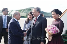 El primer viceprimer ministro de Azerbaiyán, Yagub Eyyubov recibe al secretario general del PCV, To Lam y a su esposa en el Aeropuerto Internacional Heydar Aliyev de Bakú. (Foto: VNA)