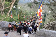 Turistas visitan el complejo de paisajes pintorescos y de reliquias de Yen Tu (Foto: baoquangninh.vn)