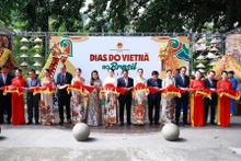 El primer ministro de Vietnam, Pham Minh Chinh, su esposa y delegados cortan la cinta de apertura del evento.