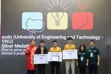El equipo de la Universidad de Ingeniería y Tecnología de la Universidad Nacional de Vietnam en Hanoi recibe una medalla de plata. (Foto: Junta Organizadora del Campeonato ICPC Asia Pacífico)
