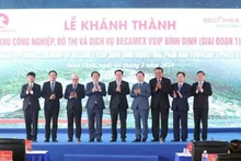 El presidente de la Asamblea Nacional de Vietnam, Vuong Dinh Hue, el viceprimer ministro Tran Hong Ha y los delegados en la inauguración de Becamex VSIP Binh Dinh. (Foto: VNA). 