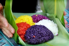 Arroz glutinoso de cinco colores: la esencia del cielo y la tierra de Muong Lo