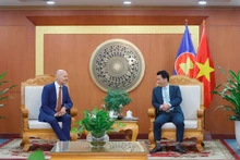 El ministro de Recurso Naturales y Medio Ambiente de Vietnam, Dang Quoc Khanh, y el embajador de Países Bajos en Vietnam, Kees van Baar. (Foto: VNA)