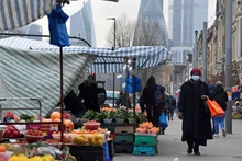 Ciudadanos compran en un mercado de Londres, el 15 de enero de 2021. (Foto: REUTERS)
