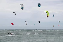 Más de 60 atletas de 12 países participaron en el torneo abierto de kitesurf 2024, que tuvo lugar en la provincia vietnamita de Ninh Thuan (Foto: VNA)