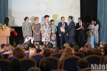 El embajador vietnamita en Moscú, Dang Minh Khoi, entrega Certificados de Mérito a destacados profesores de enseñanza de idioma vietnamita en Rusia. (Foto: Xuan Hung)