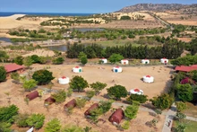 Un rincón de la zona turística de Tanyoli de 10 hectáreas, en el pueblo de Son Hai, distrito de Thuan Nam, provincia de Ninh Thuan; y más allá se encuentran las dunas de arena de Nam Cuong y la playa