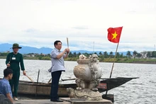 Dinh Hue realiza una ceremonia de flotar farolillos y guirnaldas de flores en el río Thach Han en memoria de los héroes nacionales.