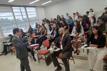 El embajador de Vietnam en Brasil, Bui Van Nghi, participa en la presentación de ensayos de los 44 estudiantes de Relaciones Internacionales del "Proyecto Integrado" del Instituto de Educación Superior de Brasilia. (Foto: Ministerio de Relaciones Exteriores de Vietnam)
