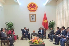 El viceprimer ministro y canciller de Vietnam, Bui Thanh Son, recibe al ministro cubano de Agricultura, Ydael Jesús Pézez Brito. (Foto: VNA)