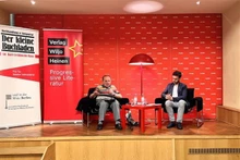 El periodista alemán Hellmut Kapfenberger (izquierda) en la ceremonia de lanzamiento del libro. (Foto: VNA)