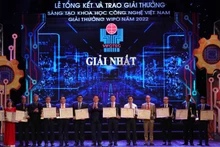 El jefe de la Comisión de Comunicación y Educación del Comité Central del PCV, Nguyen Trong Nghia, entrega Premios a los autores destacados (Foto: Nhan Dan)