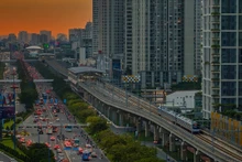 Bellos atardeceres en Ciudad Ho Chi Minh desde línea de metro Ben Thanh-Suoi Tien
