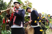 La familia del novio y la banda de música ceremonial en camino a la casa de la novia.