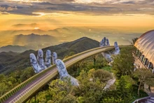 El Puente Dorado se encuentra en el conjunto turístico Sun World Ba Na Hills, en la central ciudad vietnamita de Da Nang (Foto: Shutterstock)